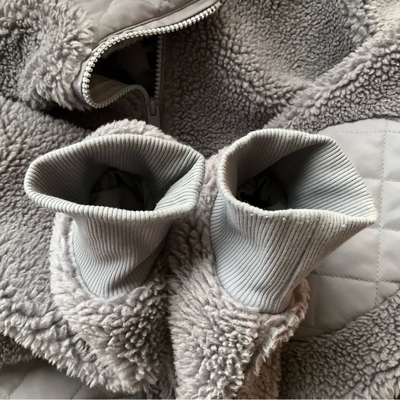 Alo Yoga Sherpa Edge Bomber Fog S - Picture 13 of 16